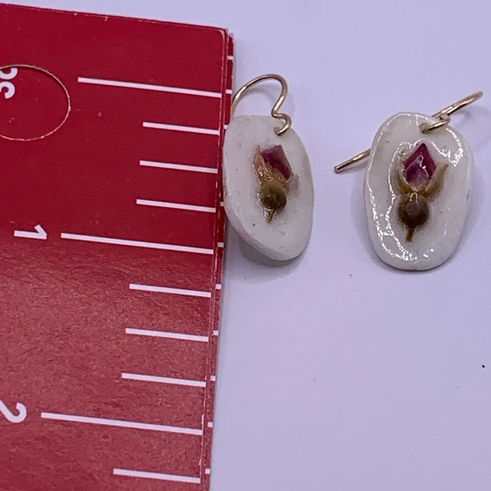 Vintage White and Gold Earrings with Floral Accent, so romantic